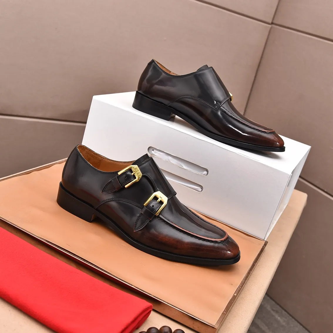Men's shoes 💰560 (high-end, all cowhide) GUCCI high-end formal leather shoes, original imported fabrics from Italy, cowhide lining, original hardware. I believe you will be struck by it from the first moment you see it. The avant-garde atmosphere can no longer fully interpret its elegance. AAA grade rubber outsole, super comfortable. Original counter last, ensuring its original version and quality. The simple upper ensures its comfort and breathability. A pair of truly good shoes has its own unique soul, famous quality, regular size 38-44 (45 46 customized)